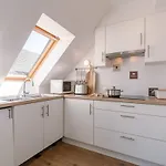 Huswell - Centrally Located Apartment With Sunny Terrace