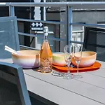 Huswell - Centrally Located Apartment With Sunny Terrace